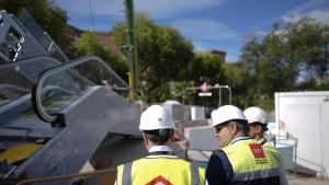 El consejero Jorge Rodrigo durante la instalación de escaleras mecánicas en la estación de Metro de Estrella