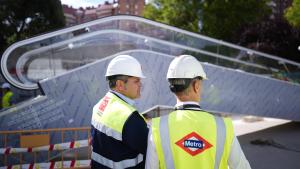 El consejero Jorge Rodrigo durante la instalación de escaleras mecánicas en la estación de Metro de Estrella