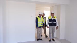 El consejero Jorge Rodrigo durante su visita en el Ensanche de Vallecas a las obras de la Agencia de Vivienda Social que se destinarán a alquiler social