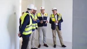 El consejero Jorge Rodrigo durante su visita en el Ensanche de Vallecas a las obras de la Agencia de Vivienda Social que se destinarán a alquiler social