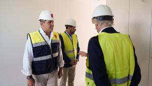 El consejero Jorge Rodrigo durante su visita en el Ensanche de Vallecas a las obras de la Agencia de Vivienda Social que se destinarán a alquiler social