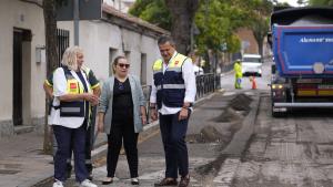El consejero Jorge Rodrigo durante su visita a las obras de renovación del firme de la travesía de Quijorna en la carretera M-501