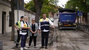 El consejero Jorge Rodrigo durante su visita a las obras de renovación del firme de la travesía de Quijorna en la carretera M-501