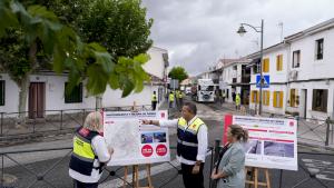 El consejero Jorge Rodrigo durante su visita a las obras de renovación del firme de la travesía de Quijorna en la carretera M-501