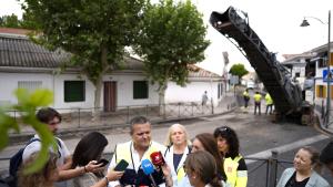 El consejero Jorge Rodrigo durante su visita a las obras de renovación del firme de la travesía de Quijorna en la carretera M-501