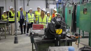 La consejera Rocío Albert durante su visita las obras del centro especializado en las familias profesionales de Electricidad, Electrónica y Aeronáutica