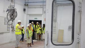 La consejera Rocío Albert durante su visita las obras del centro especializado en las familias profesionales de Electricidad, Electrónica y Aeronáutica