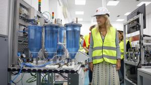 La consejera Rocío Albert durante su visita las obras del centro especializado en las familias profesionales de Electricidad, Electrónica y Aeronáutica
