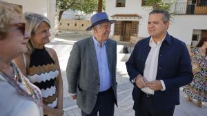 El consejero Jorge Rodrigo durante su visita en Olmeda de las Fuentes las obras de rehabilitación y conservación de la Plaza de la Villa