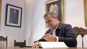 Rodrigo visita en Olmeda de las Fuentes las obras de rehabilitación y conservación de la Plaza de la Villa El consejero Jorge Rodrigo durante su visita en Olmeda de las Fuentes las obras de rehabilitación y conservación de la Plaza de la Villa