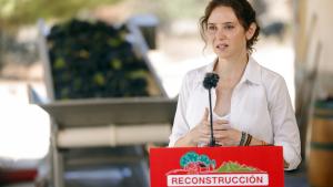 La presidenta Isabel Díaz Ayuso durante su visita a la bodega en la que han iniciado la vendimia tras los daños ocasionados por los incendios de la Sierra Oeste