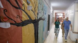 Zarzalejo visita el Colegio Público de Educación Infantil y Primaria Río Alberche de Pelayos de la Presa La consejera Mercedes Zarzalejo durante su visita a uno de los centros educativos ubicado en la zona afectada por el incendio forestal de la Sierra Oeste