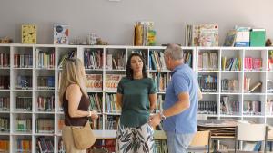Zarzalejo visita el Colegio Público de Educación Infantil y Primaria Río Alberche de Pelayos de la Presa La consejera Mercedes Zarzalejo durante su visita a uno de los centros educativos ubicado en la zona afectada por el incendio forestal de la Sierra Oeste