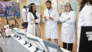 La consejera Mercedes Zarzalejo conoce los proyectos más destacados en la investigación de componentes con propiedades ignífugas