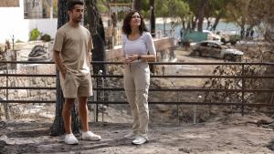 La presidenta Isabel Díaz Ayuso durante la visita para conocer los daños ocasionados por los incendios en la Sierra Oeste que afectaron a su área recreativa Virgen de la Nueva