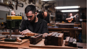 Trabajador en taller de instrumentos musicales