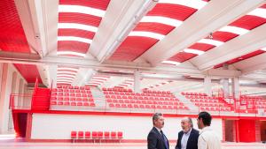 El consejero Mariano de Paco Serrano durante su visita en Torrejón de Ardoz a las instalaciones de la Ciudad Deportiva de la RFFM