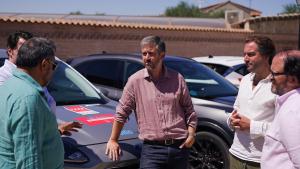 La Comunidad de Madrid pone en marcha un servicio temporal de vehículos compartidos para los 56.000 vecinos de los municipios afectados por los incendios El consejero García Martín en Cenicientos