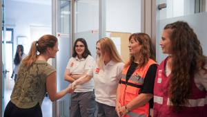 La Comunidad de Madrid atendió a 1.328 personas a través del Servicio de Emergencia Social durante el incendio de la Sierra Oeste La consejera Ana Dávila en las instalaciones del Servicio de Emergencia Social