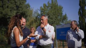 La Comunidad de Madrid destina 2,4 millones de euros a la mejora del sistema de saneamiento de las urbanizaciones de Sevilla La Nueva El consejero Novillo en una de las nuevas infraestructuras acometidas en el núcleo residencial de Los Cortijos