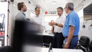La Comunidad de Madrid activa ayudas de hasta 10.000 euros y avales gratuitos para empresas y autónomos afectados por los incendios El consejero Miguel Ángel García en Valdemaqueda