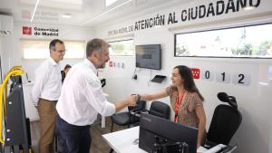 La Comunidad de Madrid activa ayudas de hasta 10.000 euros y avales gratuitos para empresas y autónomos afectados por los incendios El consejero Miguel Ángel García en Valdemaqueda