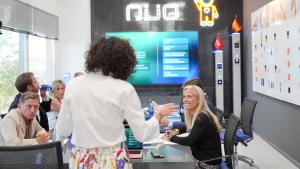 La consejera Rocío Albert durante su visita a la empresa especializada en sistemas de control de accesos y tecnología biométrica