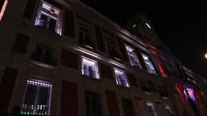 La Real Casa de Correos iluminada del color de la bandera de Ceuta