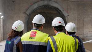 El consejero Rodrigo en la estación de Metro de Palos de la Frontera