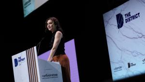 La presidenta Isabel Díaz Ayuso durante el mayor encuentro internacional de inversión inmobiliaria que se celebra por primera vez en Madrid