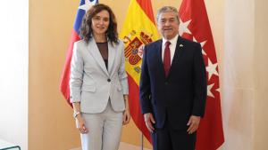 La presidenta Isabel Díaz Ayuso junto al embajador de la República de Chile Juan Antonio Coloma