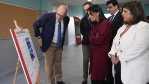 La consejera Mercedes Zarzalejo durante su visita al instituto Elisa Soriano Fischer que estrena ampliación en este curso escolar
