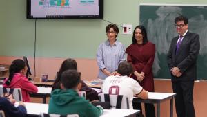 La consejera Mercedes Zarzalejo durante su visita al instituto Elisa Soriano Fischer que estrena ampliación en este curso escolar