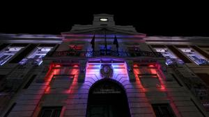 Fachada iluminada de la Real Casa de Correos con los colores de la bandera de Ceuta