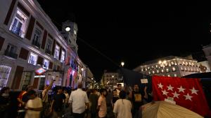 Fachada iluminada de la Real Casa de Correos con los colores de la bandera de Ceuta