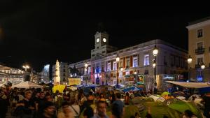 Fachada iluminada de la Real Casa de Correos con los colores de la bandera de Ceuta