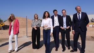 La presidenta Isabel Díaz Ayuso durante la colocación de la primera piedra del futuro Centro de Procesamiento de Datos que Nabiax construirá en Alcalá de Henares