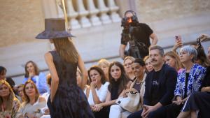 El consejero Mariano de Paco Serrano durante el desfile de Dolores Promesas x DUYOS