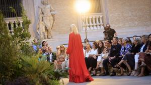 El consejero Mariano de Paco Serrano durante el desfile de Dolores Promesas x DUYOS
