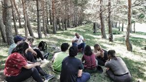 grupo de jóvenes sentados al aire libre