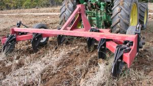 Máquina agraria descompactando el suelo