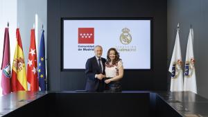  La consejera Fátima Matute ha rubricado el acuerdo con el presidente de la entidad,  Florentino Pérez, en la Ciudad Real Madrid