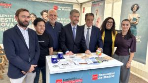 La Comunidad de Madrid ha prestado 12.000 atenciones a través del Centro de Información y Asesoramiento universitario en el último año El consejero García Martín en el estand del Gobierno regional en la X edición del Día de las Profesiones