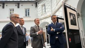 El consejero Novillo  en la inauguración de la muestra Retratos íntimos del toreo