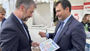 La Comunidad de Madrid ha prestado 12.000 atenciones a través del Centro de Información y Asesoramiento universitario en el último año El consejero García Martín en el estand del Gobierno regional en la X edición del Día de las Profesiones