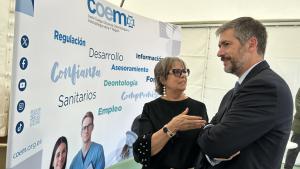 La Comunidad de Madrid ha prestado 12.000 atenciones a través del Centro de Información y Asesoramiento universitario en el último año El consejero García Martín en el estand del Gobierno regional en la X edición del Día de las Profesiones