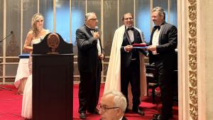 El consejero Mariano de Paco Serrano recogiendo el Premio  al Valor del Liderazgo Cultural y el Compromiso Institucional