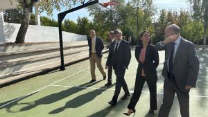 Zarzalejo visita las obras de rehabilitación energética integral del instituto público Alameda de Osuna La consejera Mercedes Zarzalejo durante su visita a las obras de rehabilitación energética integral del instituto público Alameda de Osuna