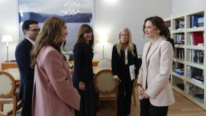 La presidenta Isabel Díaz Ayuso durante un encuentro en la Real Casa de Correos con la directora de Asuntos Públicos y miembro del comité ejecutivo de la empresa sueca Dustee Jenkins