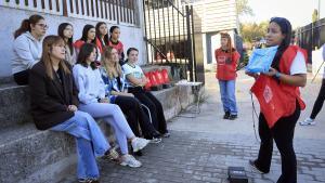 El Carné Joven de la Comunidad de Madrid podrá solicitarse desde los 12 años a partir de mañana La consejera Dávila junto a 60 alumnos del Colegio Santísimo Sacramento